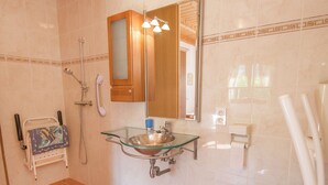 Villa | Badrum | Badkar/dusch och handdukar