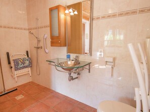 Villa | Salle de bain | Ensemble douche/baignoire, serviettes fournies