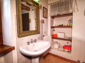 Cottage | Bathroom - Mountain-view Apartment in Citta di Castello With Pool (Citta di Castello)