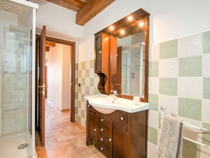 House | Bathroom | Towels - Cozy Farmhouse in Apecchio with Hot Tub (Apecchio)