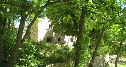 Cozy Cottage in Peaceful Hamlet Saint-martin-de-castillon