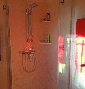 House | Bathroom - Verdon Views: Pool & Terrace (Montagnac-Montpezat)