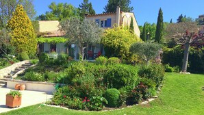 A house with a garden, a staircase, and a clear sky. - Verdon Views: Pool & Terrace (Montagnac-Montpezat)