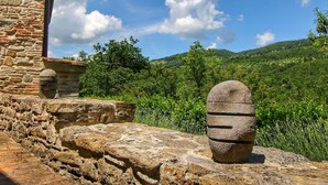 Une structure en pierre, dotée d’un mur en pierre et contenant un artefact en pierre.