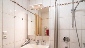 House | Bathroom | Shower, towels - Sunlit Mansion with Garden near Ski Area in Söll (Soell)