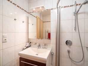House | Bathroom - Sunlit Mansion with Garden near Ski Area in Söll (Soell)