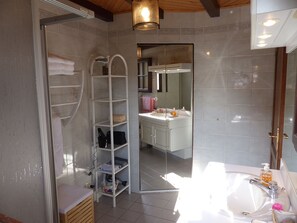 House | Bathroom | Shower, towels - Vintage Holiday Home in Cotignac With Heated Private Pool (Cotignac)