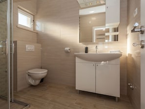 Villa | Bathroom - Beautiful Villa With Private Pool, 7 en Suite Bedrooms, 3 Roofed Terraces, BBQ (Sveti Filip i Jakov)