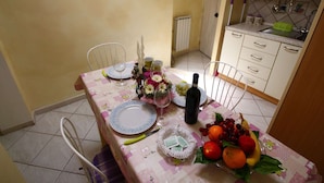 Dining - Simplistic Apartment in Tivoli near Forest & Supermarket (Tivoli)