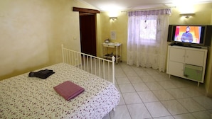 Apartment | 1 bedroom, iron/ironing board, WiFi (free) - Simplistic Apartment in Tivoli near Forest & Supermarket (Tivoli)
