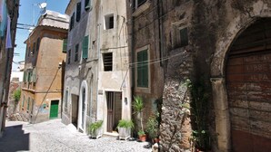 Exterior - Simplistic Apartment in Tivoli near Forest & Supermarket (Tivoli)
