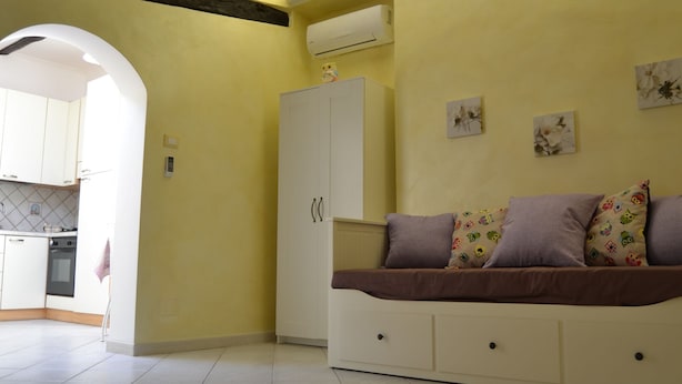 Flat-screen TV - Simplistic Apartment in Tivoli near Forest & Supermarket (Tivoli)
