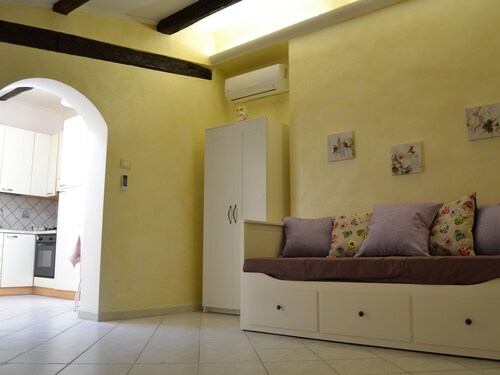 Simplistic Apartment in Tivoli near Forest & Supermarket