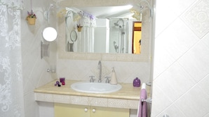 Apartment | Bathroom | Hair dryer, bidet - Simplistic Apartment in Tivoli near Forest & Supermarket (Tivoli)