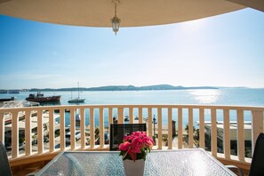 Outdoor dining - Apartment for 2+2, Seget Donji ❤, by the beach (Seget Donji)