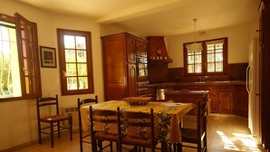 Dining - Stunning Villa in Sorgues With Swimming Pool (Sorgues)