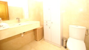 Villa | Bathroom | Bathtub - Stunning Villa in Sorgues With Swimming Pool (Sorgues)
