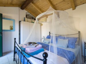 House | 1 bedroom, individually furnished, bed sheets