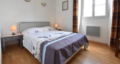 Holiday Home in Crux-la-ville Near Lake