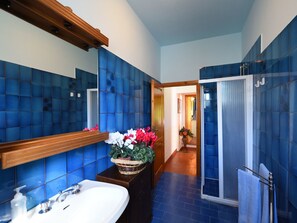 Bathroom | Shower, towels