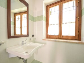 Bathroom - Classy Farmhouse in Pupaggi With Barbecue (Sellano)