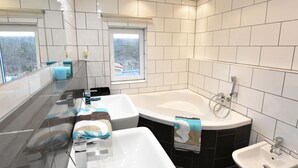 Rumah | Kamar mandi | Bathtub dan handuk