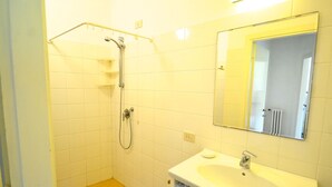 Casa | Baño | Regadera y toallas 