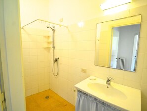 Ferienhaus | Badezimmer | Dusche, Handtücher