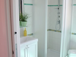Casa | Baño | Regadera y toallas 