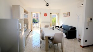 A compact living space with a kitchenette, dining area, and seating area. - Stay in Verbania Pallanza (Verbania)