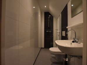 House | Bathroom | Shower - Beautiful Holiday Home in Heino With Swimming Pool (Heino)
