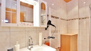 Ferienhaus | Badezimmer | Dusche, Handtücher