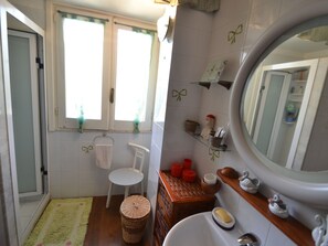 Villa | Bathroom | Shower, towels - Beautiful and Spacious Villa in Modica Countryside With Private Pool (Modica)