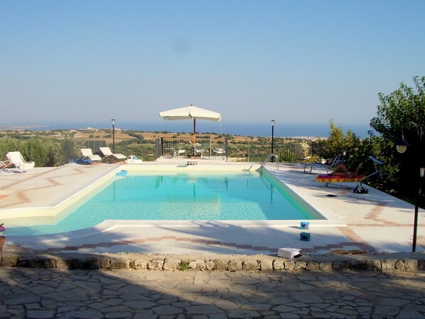 Pool - Beautiful and Spacious Villa in Modica Countryside With Private Pool (Modica)
