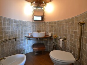 Villa | Bathroom | Shower, towels - Beautiful and Spacious Villa in Modica Countryside With Private Pool (Modica)