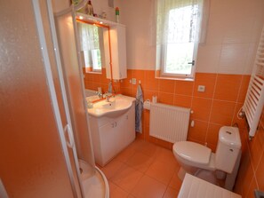 Baño con lavamanos, inodoro y ventana.