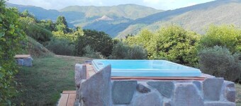 Vintage Cottage in Pescia with Hot Tub