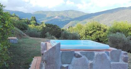 Vintage Cottage in Pescia with Hot Tub