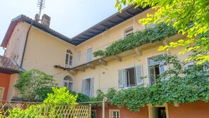 A two-story building with a balcony, a satellite dish, and a fence. - Appartamento in Centro Storico a Cannero Riviera (Cannero Riviera)