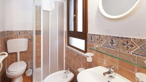 Cottage | Kamar mandi | Shower dan handuk