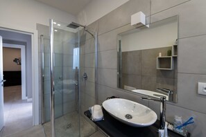 Basic Double Room | Bathroom | Free toiletries, hair dryer, bathrobes, slippers - 8 Rooms Hotel (Naples)