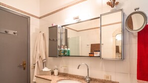 House | Bathroom | Shower, towels - Spacious Holiday Home in Gignese With Garden (Gignese)