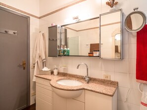House | Bathroom - Spacious Holiday Home in Gignese With Garden (Gignese)