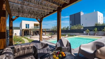 Vila | Kolam renang | Kolam renang indoor dan kolam renang outdoor