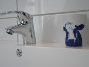 Shower dan handuk