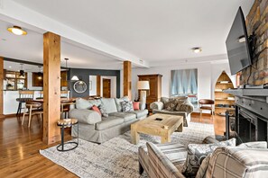 智能电视、壁炉、立体声音响