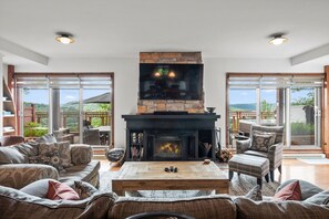 Smart TV, fireplace, stereo