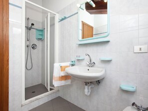 Ferienhaus | Badezimmer | Dusche, Handtücher