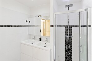 House | Bathroom - Holiday Home in Brignoles With Private Pool (Brignoles)
