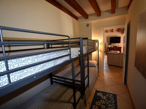 Apartment | 2 bedrooms, individually furnished, iron/ironing board, bed sheets